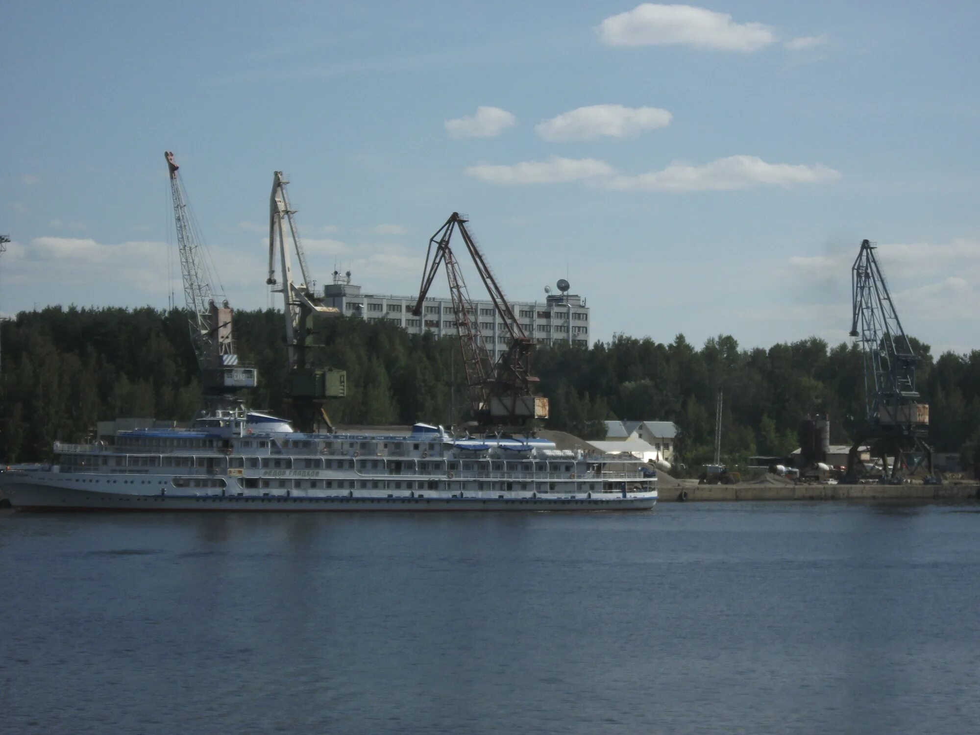 Город чайковский набережная реки кама. Река кама город чайковский. Город чайковский киноцентр кама. Кама набережная город чайковский. Река кама город чайковский.