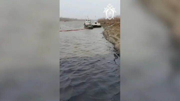 Затопленная баржа на Оби. Баржа попала в берег. Затонувшие суда на Оби. Река Лена столкновение. Рассвирепевший тайфун гонит нашу баржу в открытый