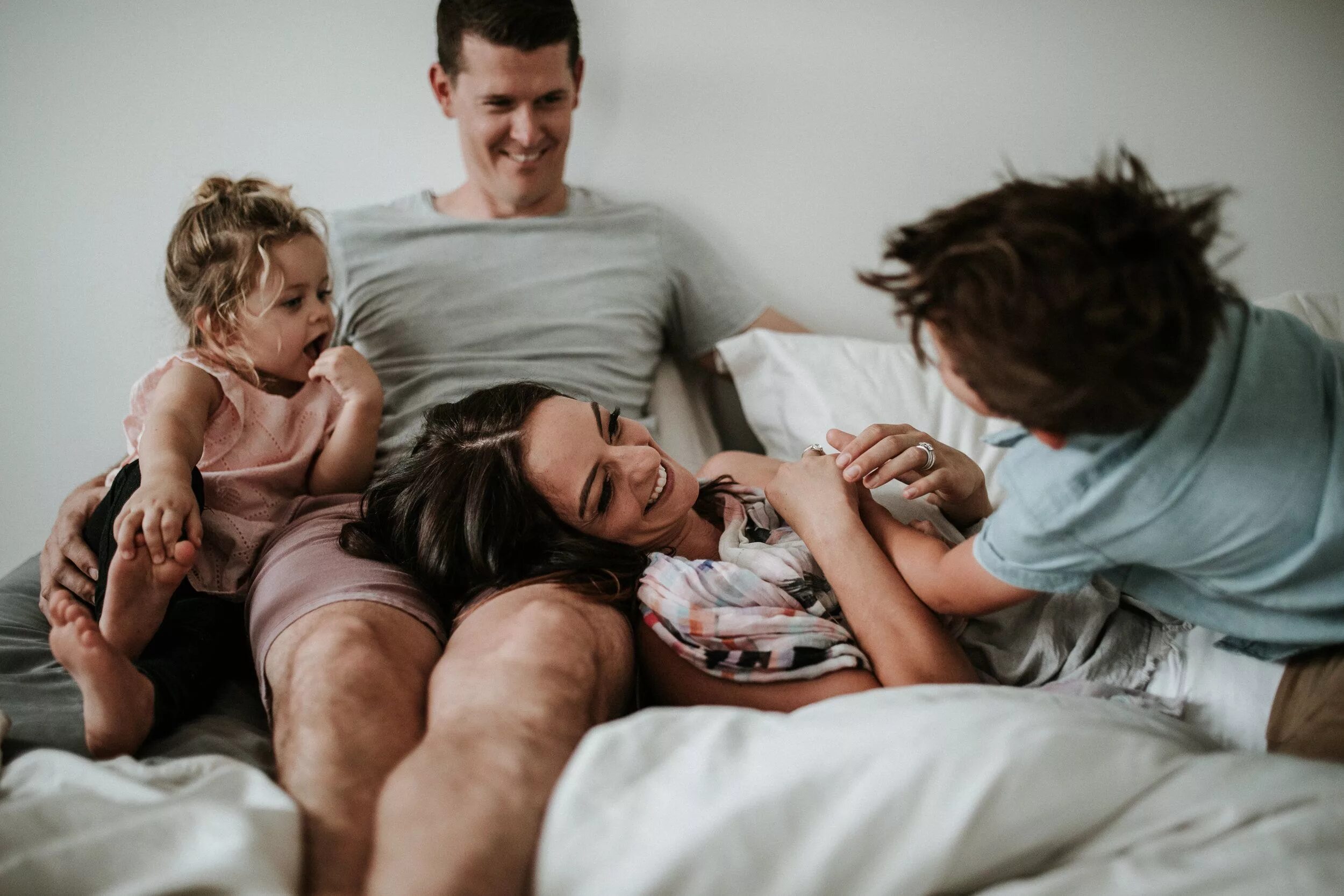 Bi family. Домашняя фотосессия семейная. Домашняя фотосессия большой семьи. Крутые семейные фото. Крутая семья.