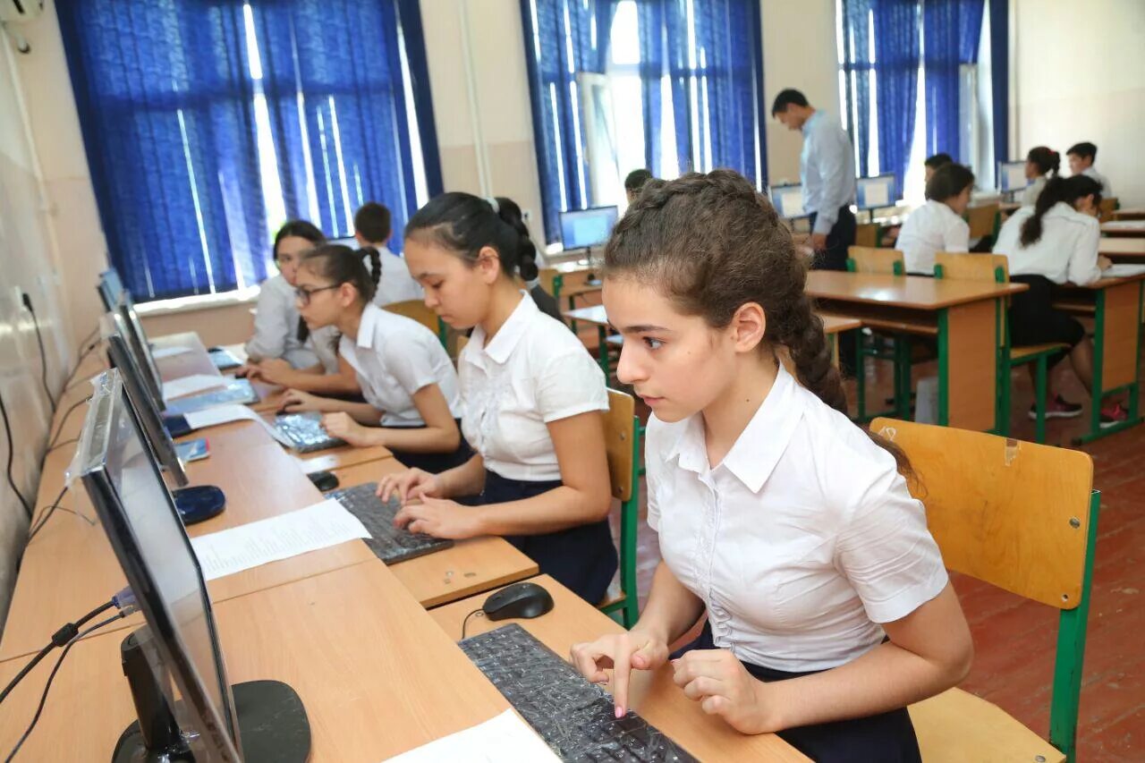 E maktab uz kundalik com ga kirish. Школа компьютер Узбекистан. Ученики в школе Узбекистан. Компьютерный класс в школе Узбекистана. Интернет Узбекистан школы.
