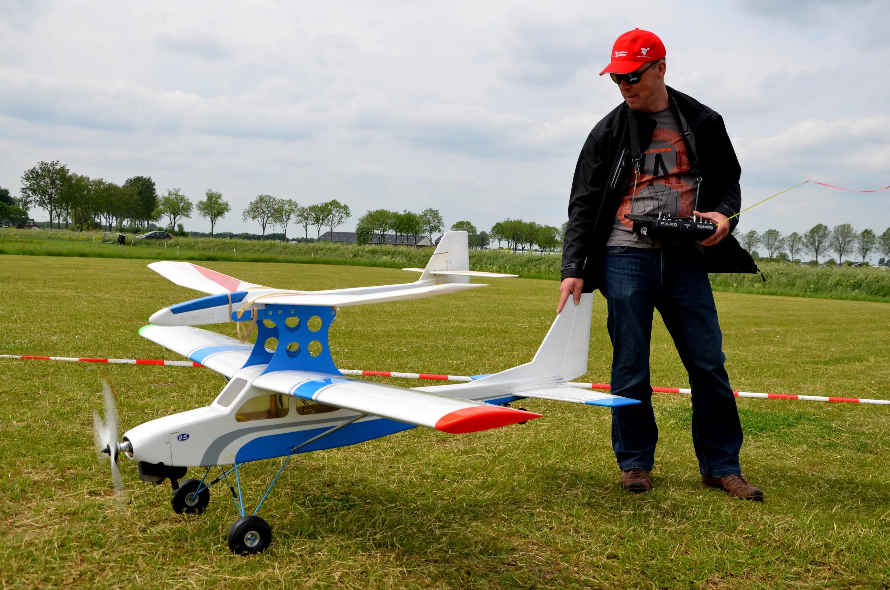 Flying plane 1 4. Летающие модели самолетов. Авиамодель летающий человек. Сверхлёгкая летающая авиамодель. Тарадеев летающие модели-копии.