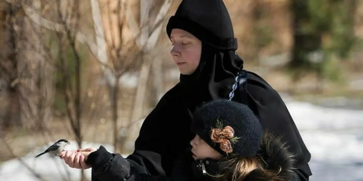Дело православных. Православная монахиня и ребенок. Православные монахи зимой. Православный монах и ребенок. Православная любовь.