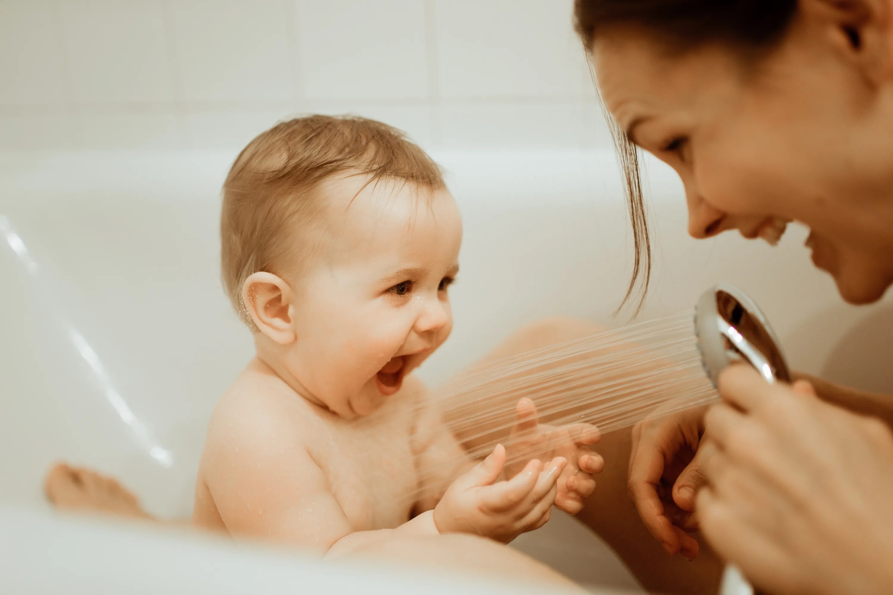 Child bath. Мытье ребенка. Малыш в ванной. Для мытья ребенка в ванной. Купание мамы с малышом в ванной.