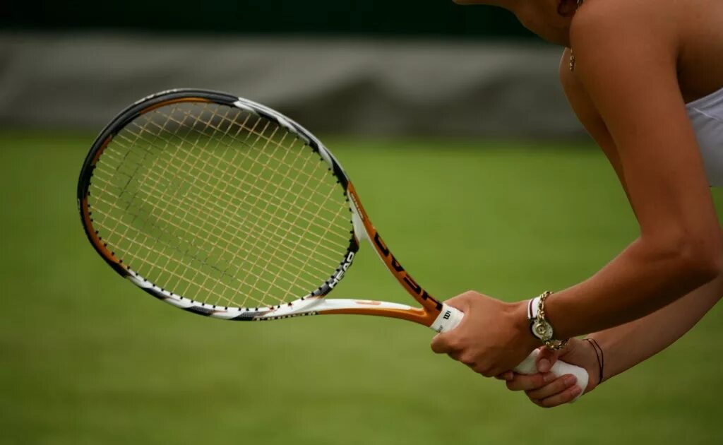 Ракетка Wimbledon by Prince. Теннисная ракетка в руке. Рука с ракеткой. Большой теннис. Теннис игра с ракетками