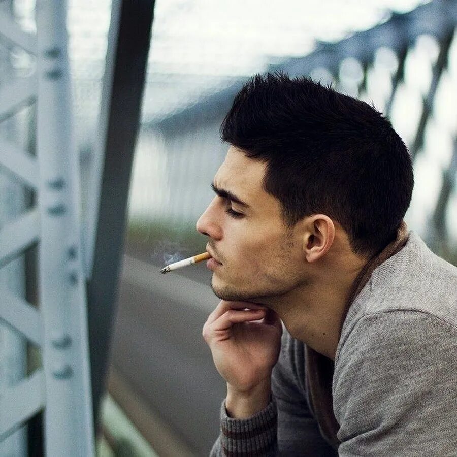 Человек скучает картинки. Парень с сигаретой. Парень красиво курит. Красивый курящий парень. Парень скучает.