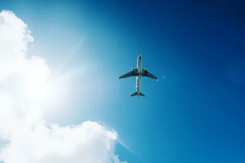 Самолет в голубом небе