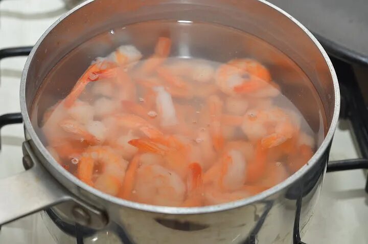 Креветки вареные с пивом. Сколько верится креветки. Креветки варятся. Креветка не вареная в воде. Креветки кидать в кипящую воду.