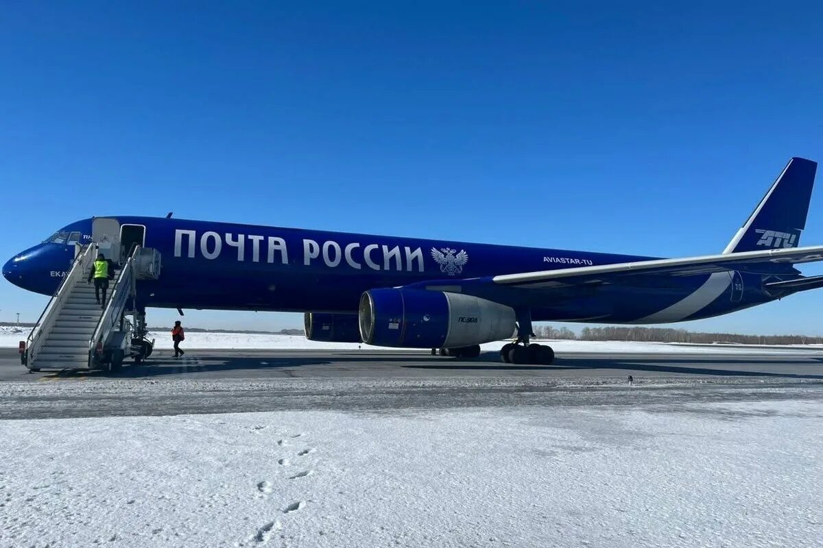 Посадка самолета. Почтовый самолет. В новосибирск прилетел самолет. В новосибирск прилетел самолет. В новосибирск прилетел самолет.