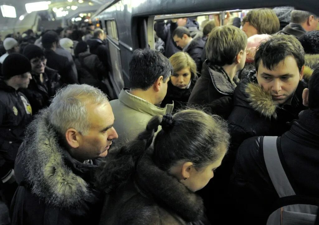 Мужчины сидят с широко расставленными в метро. Вагон метро. Кто самый сильный в метро. Кто самый сильный в метро. Кто самый сильный в метро.