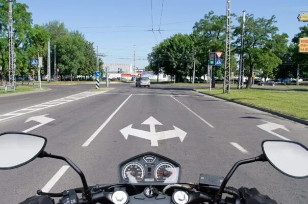 Движение мотоциклов разрешено. Движение мотоциклистов в полосе. 8 разметка на мотоцикле. вам разрешено продолжить движение мотоцикл. мото вопрос.