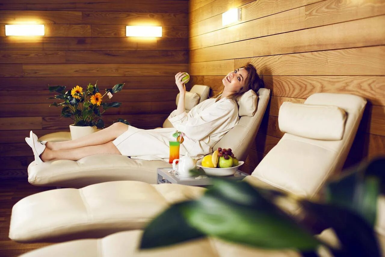 Услуга релакс. Спа отдых. Девушка Spa. Девушка отдыхает в спа. Девушка в спа салоне.