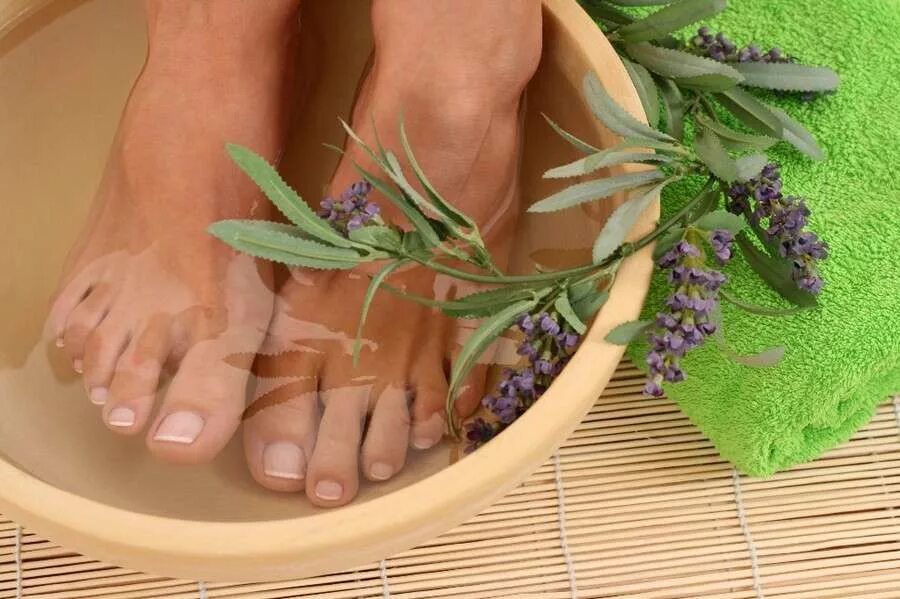 Домашние ванночки от грибка ногтей. Травяные ванночки для ног. Ванночка для ног с травами. Ванночка для ног с отваром трав. Ножные ванночки для ног.