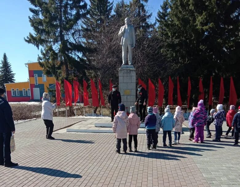 Погода омской обл одесское. Памятник Ленину в Большеречье. Большеречье Омская. Поселок Большеречье Омской области. Памятник Достоевскому Большеречье.