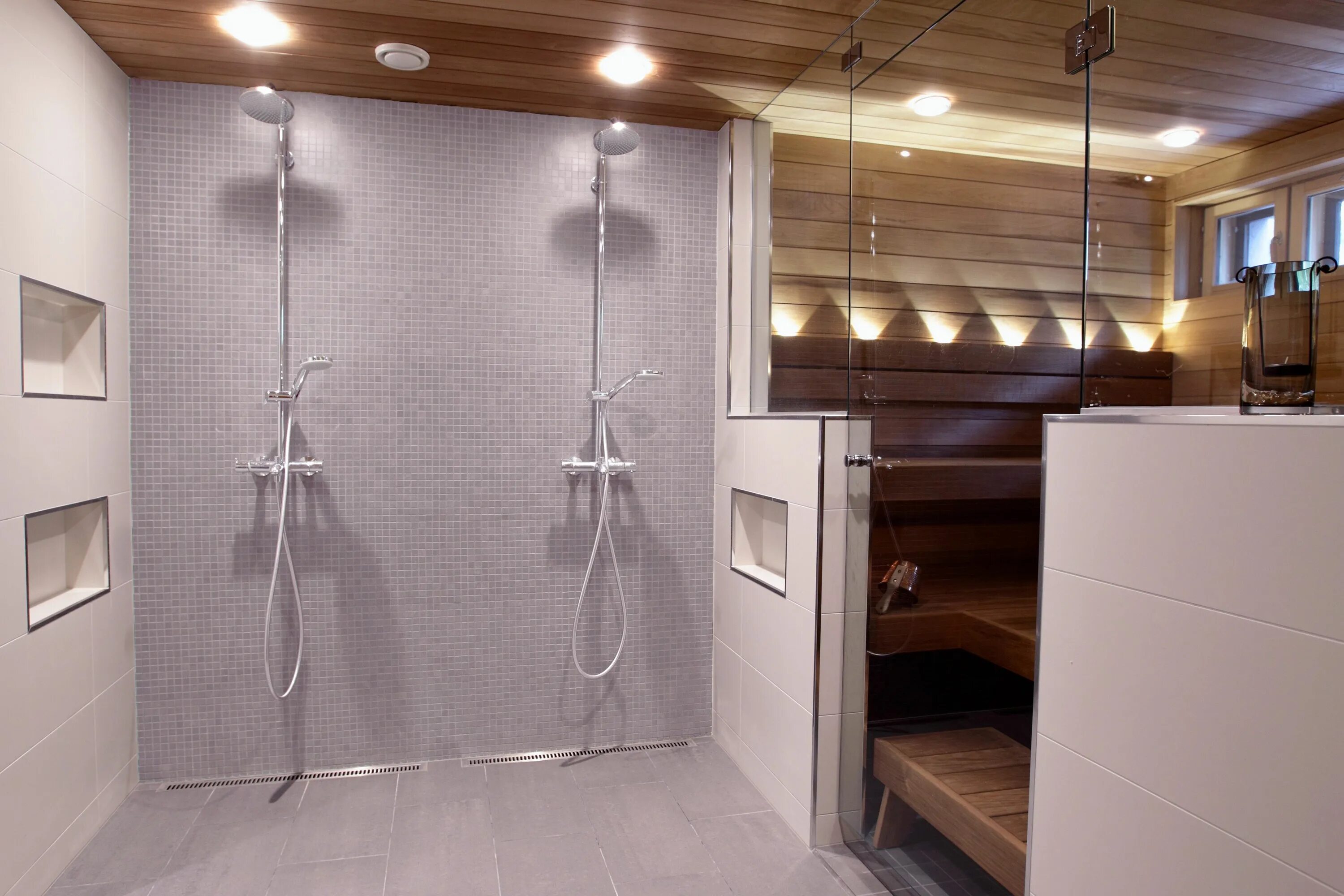 Сауна в квартире. Интерьер сауны. Помывочная в бане с душем интерьер. Стеклянная перегородка в бане. Финская сауна с душевой кабиной sdw 005l.