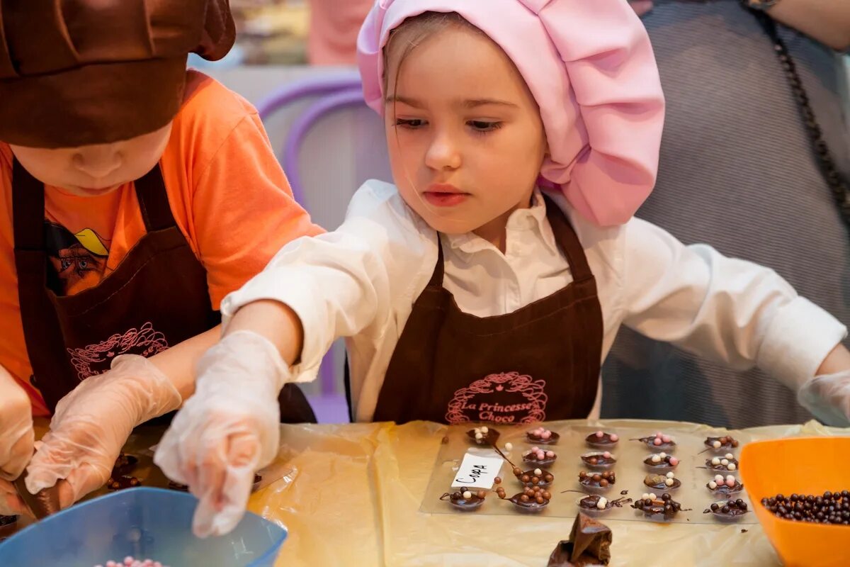 бизнес домашний шоколад. создание шоколадных конфет. создание шоколадных конфет. сладости для детей. глазирование конфет.