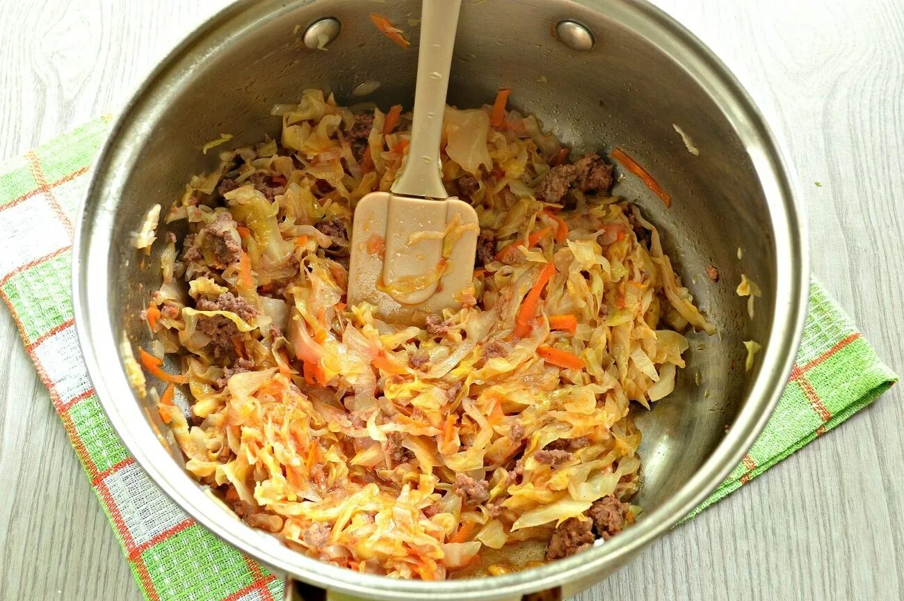 Тушеная капуста с мясом на сковороде свинины. Тушеная капуста с фаршем. Капуста тушеная с мясным фаршем. Капуста с фаршем тушеная на сковороде. Тушёная капуста с ыаршем.