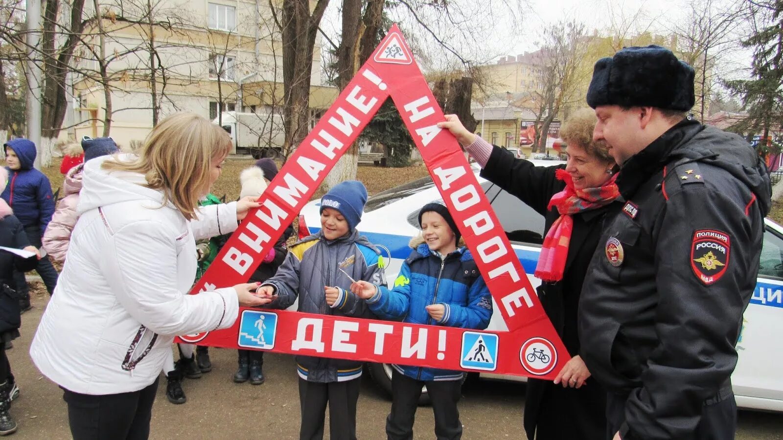 Мероприятия акции безопасность. Акция на дороге внимание дети. Акция безопасные дороги. На дороге дети внимание каникулы. Безопасные каникулы ГИБДД.