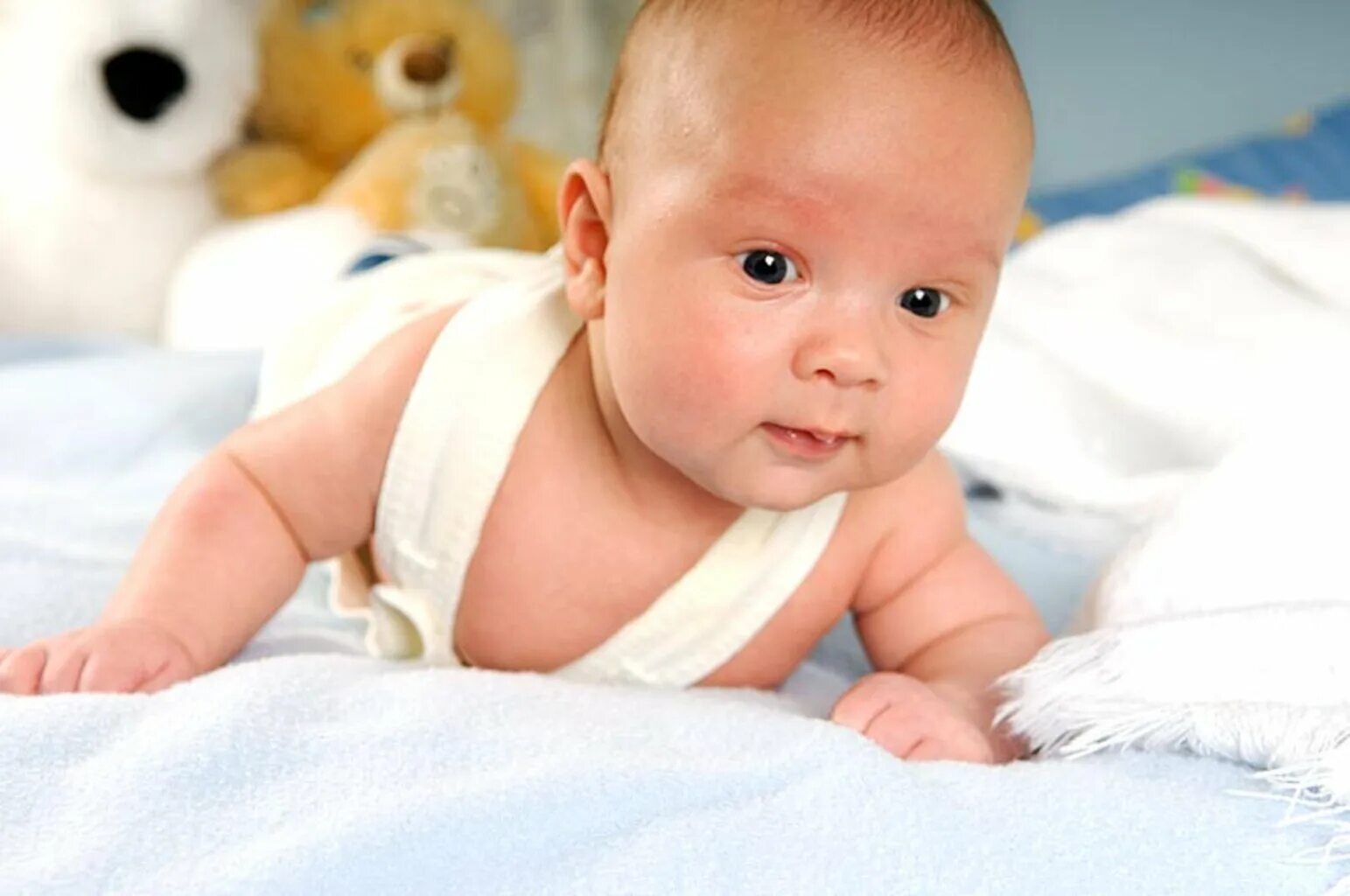 Новорожденные дети со смуглой кожей. Мальчик ребёнок 6 месяцев смуглой красивый. Фото 7 месячного ребенка девочек. Фото новорожденных детей со смуглой кожей. 6 й месяц