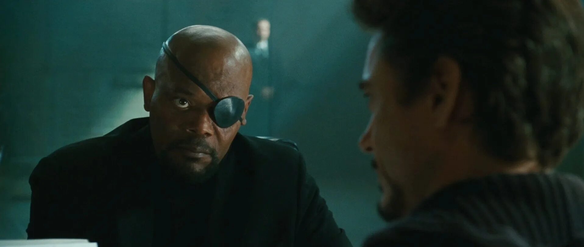 Железный человек после титров. Тони старк кует. Железный человек роберт даун. Сцена после титров железный человек 1. Железный человек фильм 2008 репортёр.