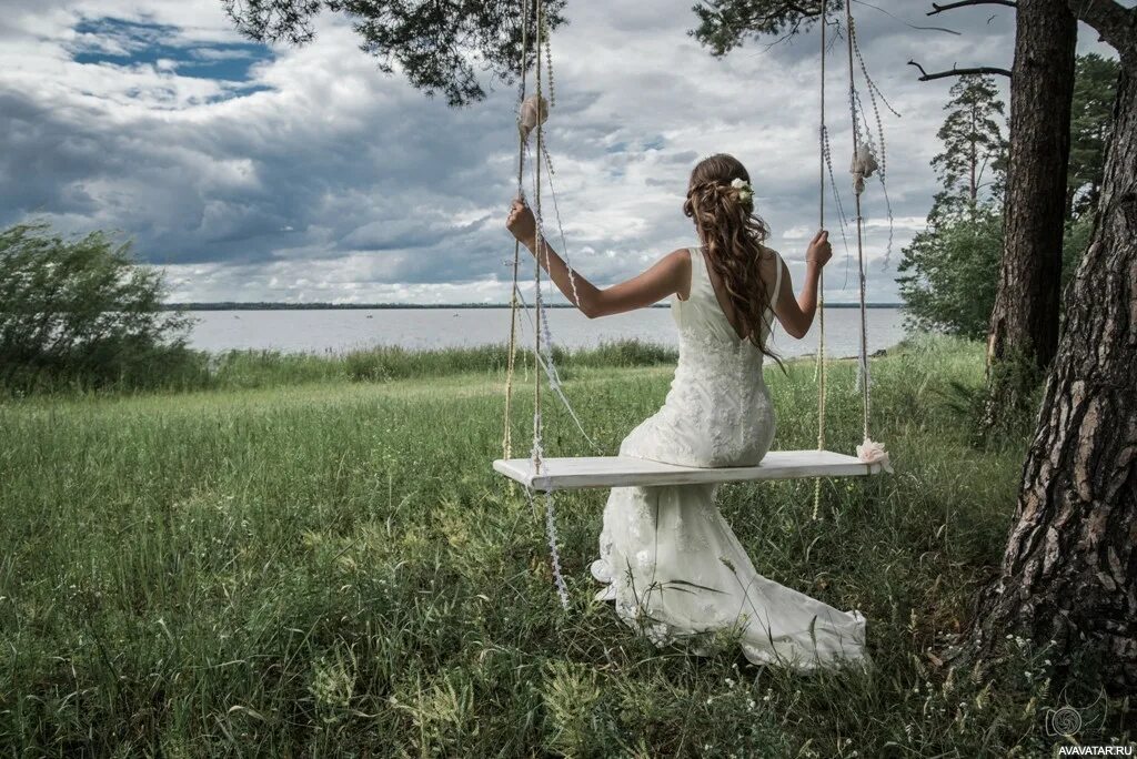 Красивая девушка на качелях. Красивая девушка на качелях. Красивая девушка на качелях. Девушка на качелях в лесу. Летающие качели.