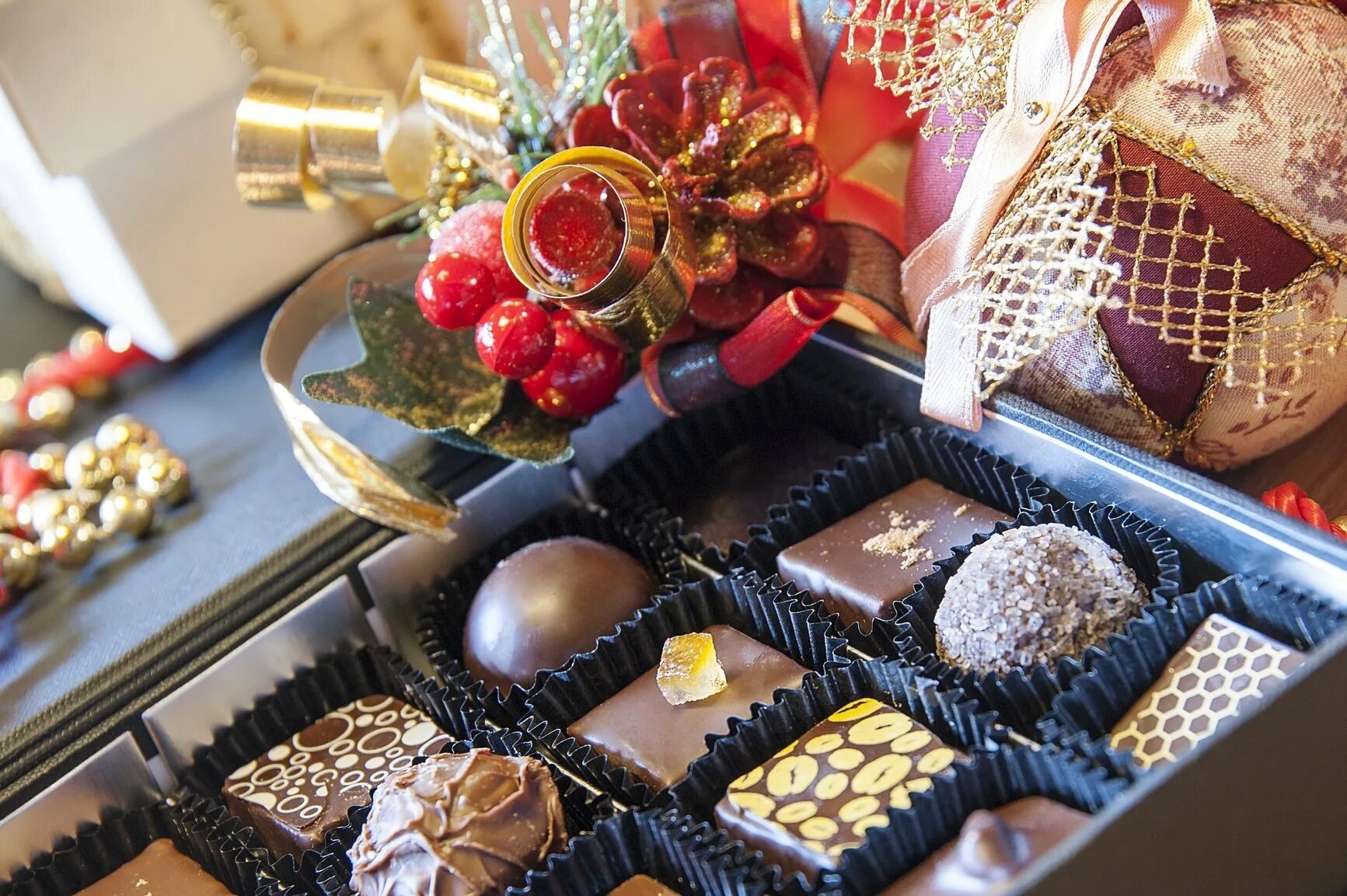 Новогодние сладости. Новогодние сладости конфеты. Рождественские шоколадные конфеты. Новогодние подарки конфеты. Шоколадный подарок на новый