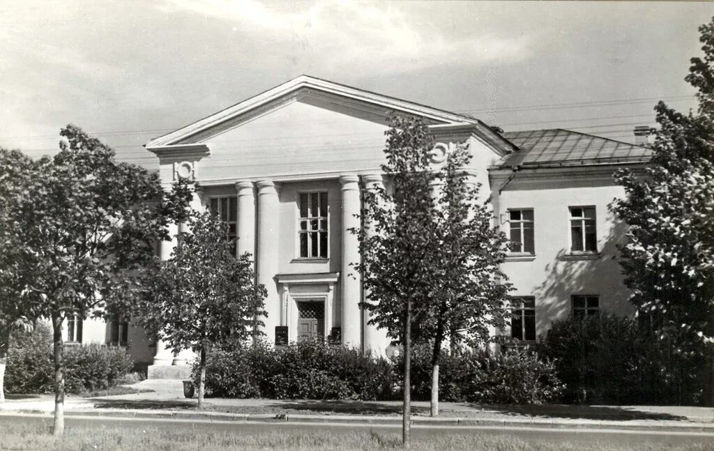 Г лодейное поле кинотеатр. 1975 год лодейное поле. Кинотеатр лодейное. Кинотеатр лодейное. Кинотеатр мирный лодейное поле.