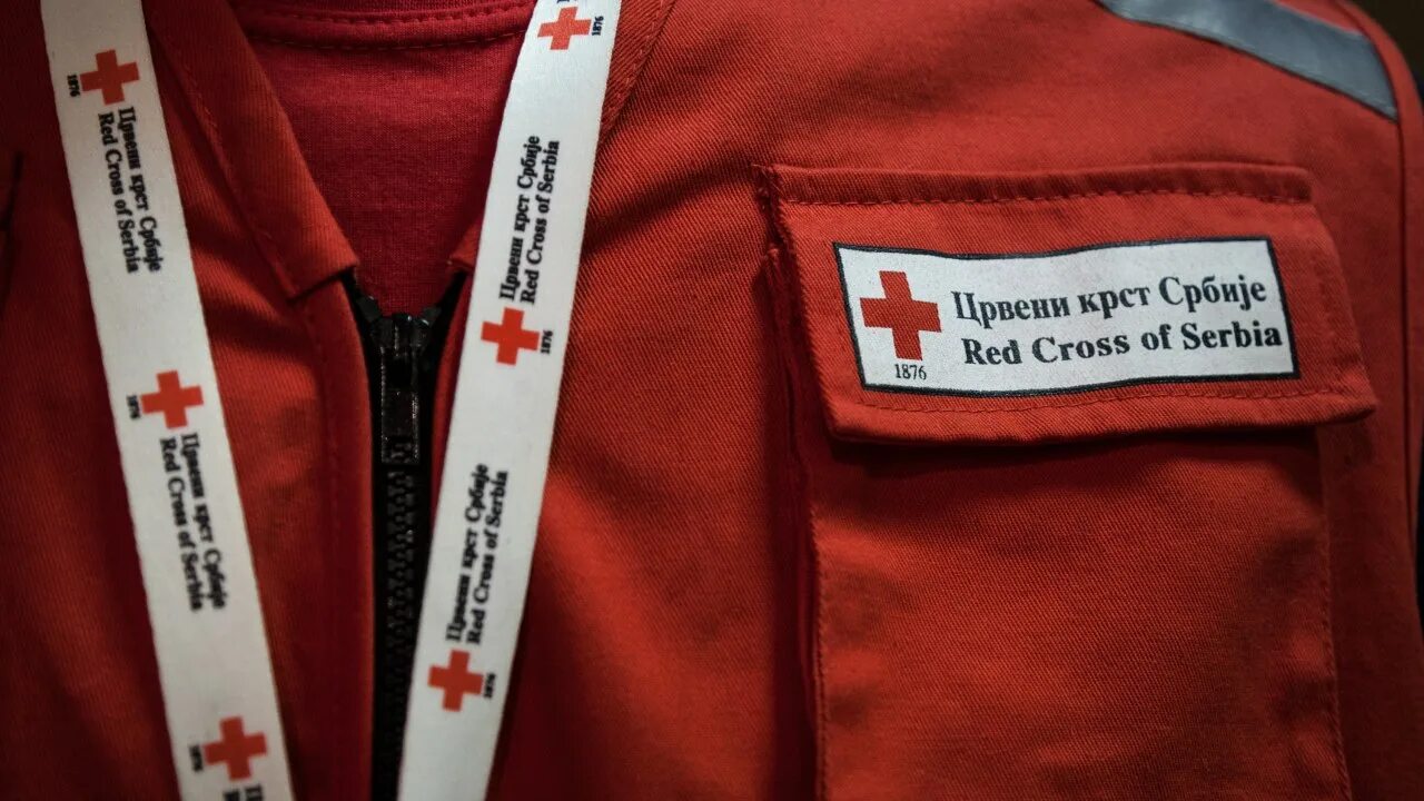 Одежда красного креста. Форма красного Креста. Крест на одежду красный. Фирма курток с красным крестом. Жилетка красный крест.