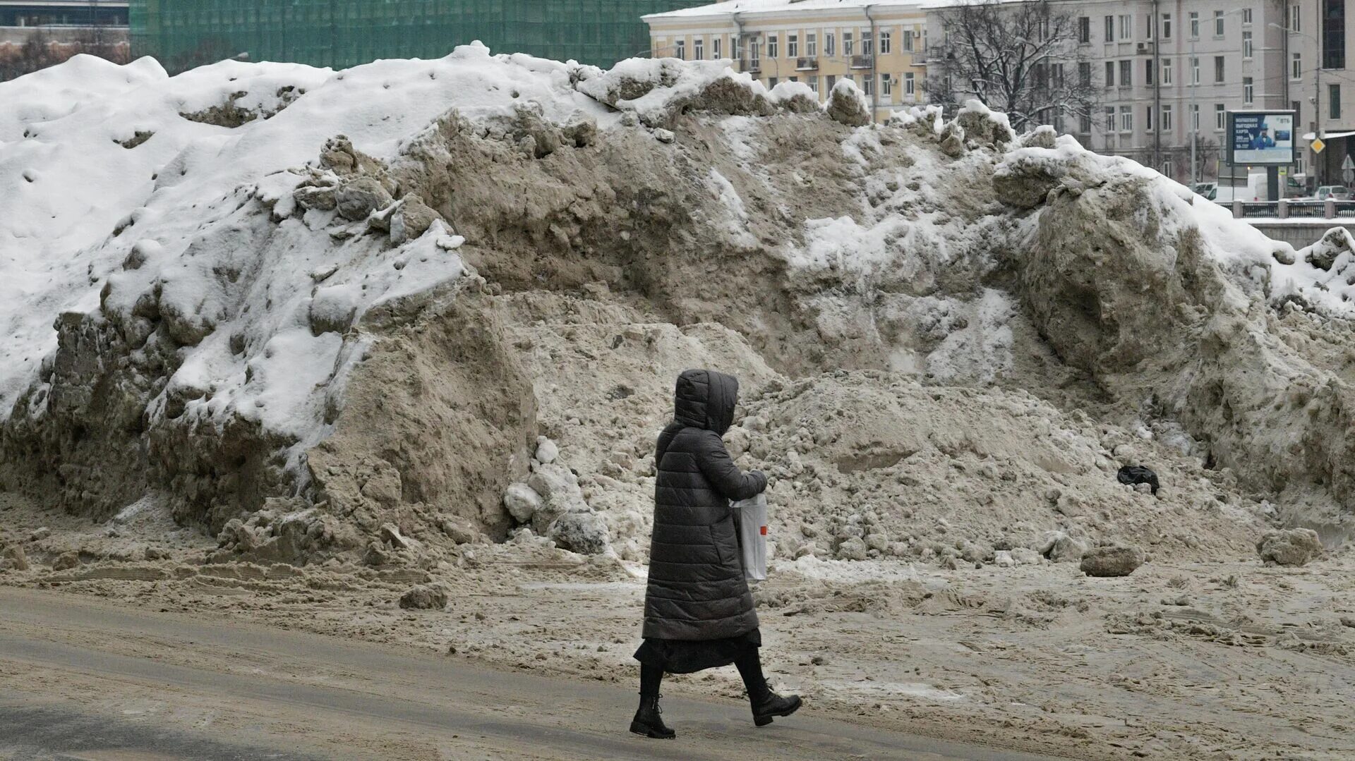 Снег в Питере. Кучи снега в Питере. Уборка снега в Санкт-Петербурге. Сугробы в Питере. Сугробов работа