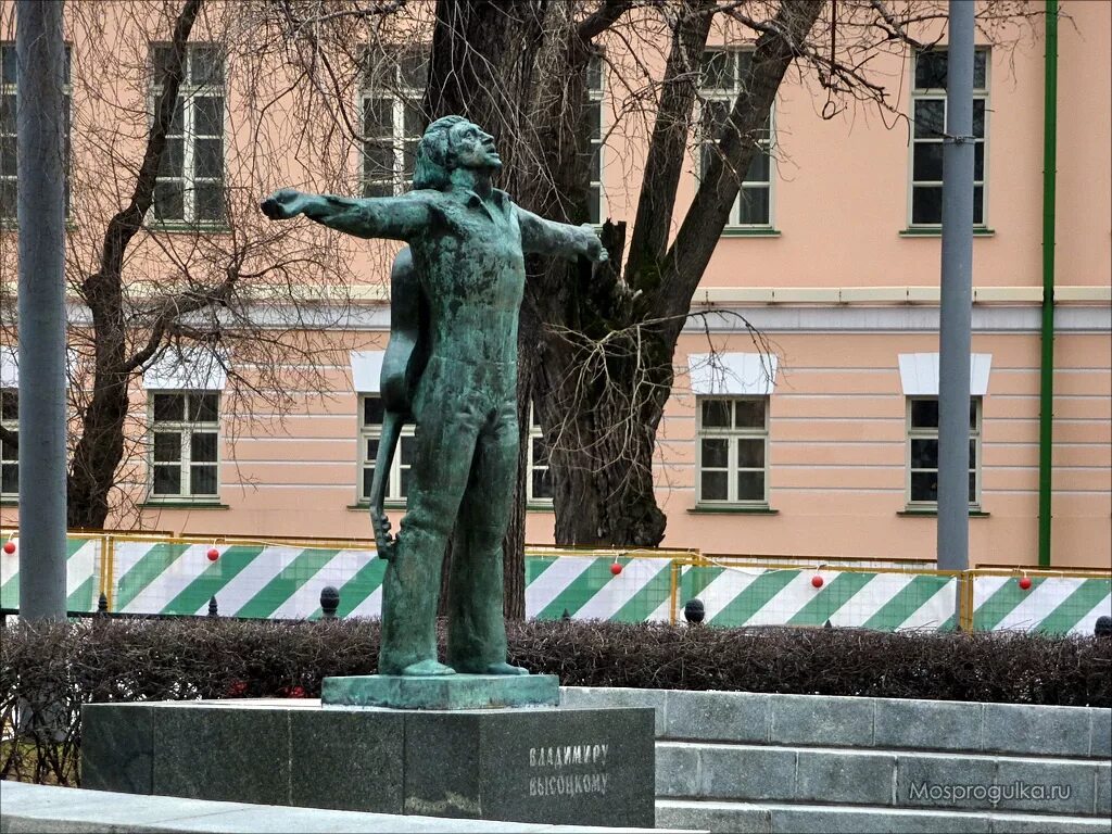 Памятник владимиру высоцкому в москве. Памятники на страстном бульваре. Памятники на страстном бульваре в москве. Памятник владимиру высоцкому в москве. Памятник владимиру высоцкому в москве.