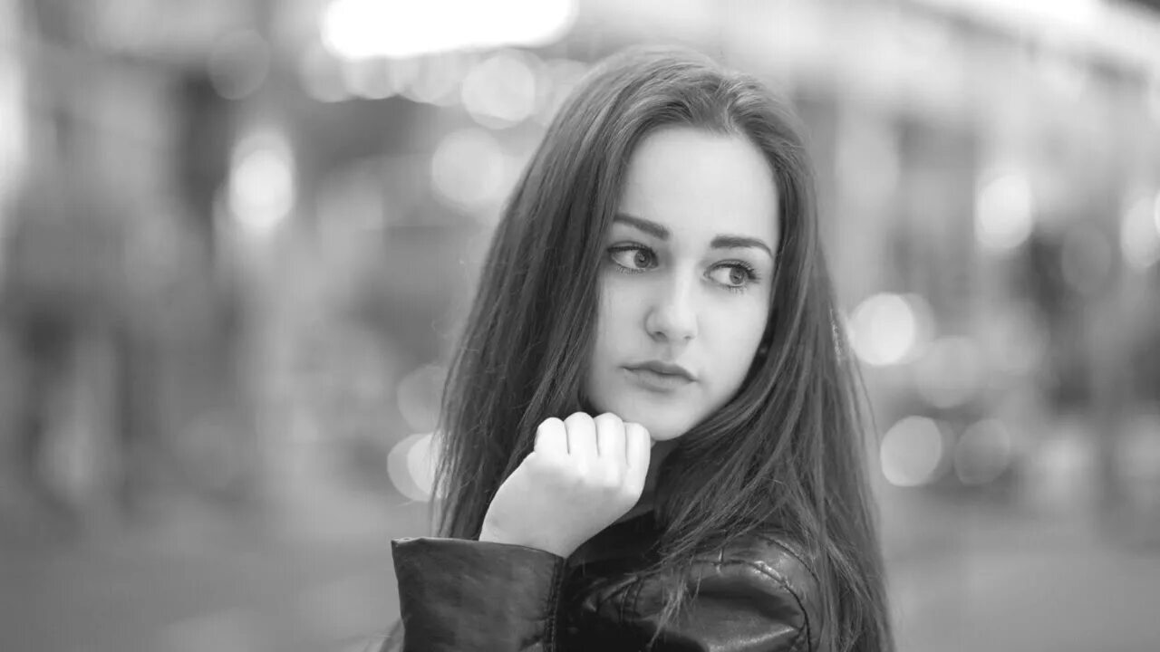 Девушка в очках. Девушка в солнечных очках. Красивые шатенки. Фотосессия девушки. Светлая девушка.