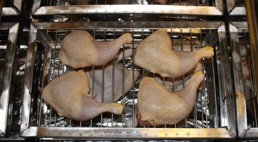 Сколько коптить курицу в коптильне горячего. Курица горячего копчения в коптильне. копчёная курица в коптильне. коптильня для курицы. коптилка горячего для курицы.