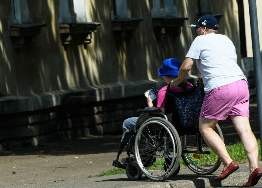 Дочь инвалид детства. Инвалид. Женщина инвалид. Девочка инвалид. Женщина с коляской.