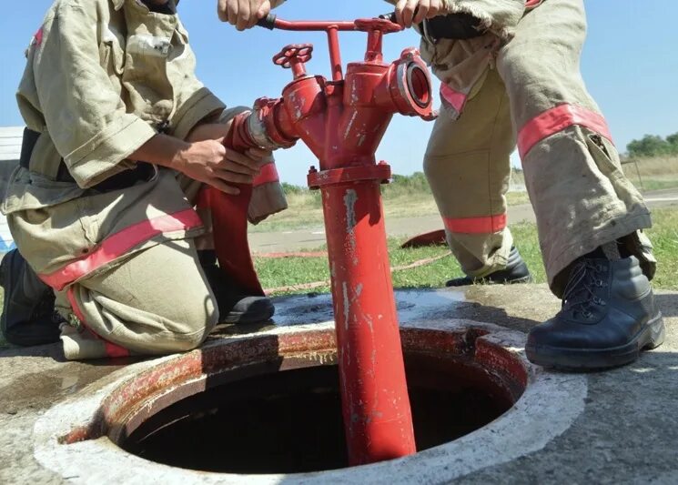 Забор воды пожарным насосом. Пожарный гидрант. Гидрант водопроводный. Пожарный гидрант и пожарная колонка. Источники противопожарного водоснабжения.