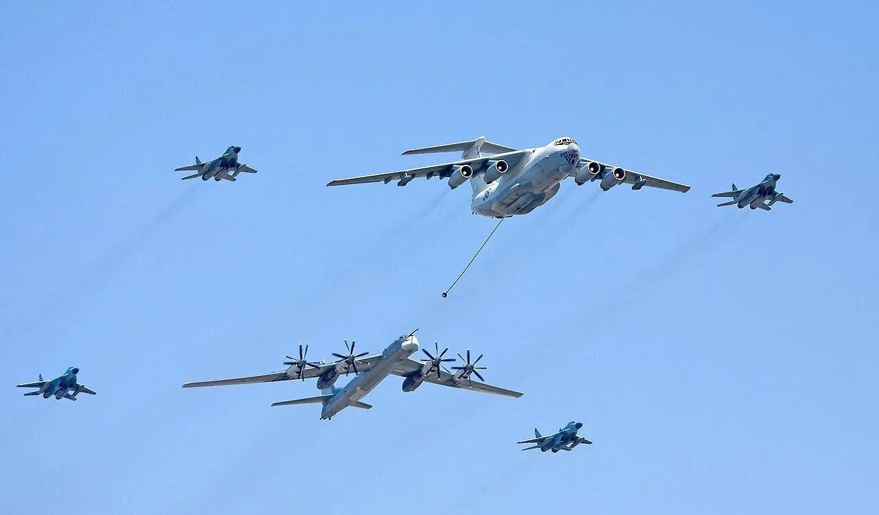 Военно воздушная операция. Ил-78. Самолёт ил 78 ВВС России. Ту-95мс. Ил-78 дозаправка.