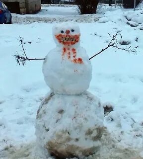 Снеговик во дворе