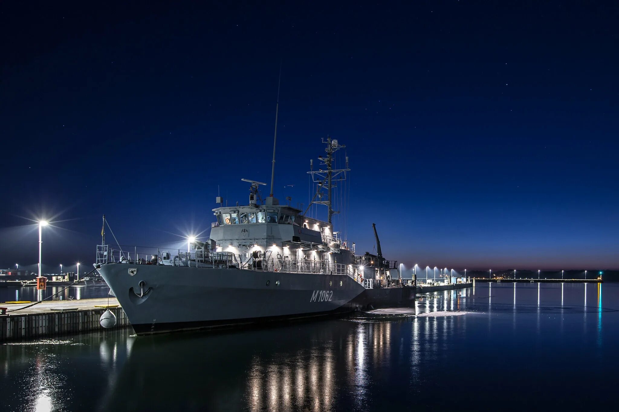 Корвет корабль. Фрегат у причала. FGS корабль. Огни военных кораблей. Фрегат light