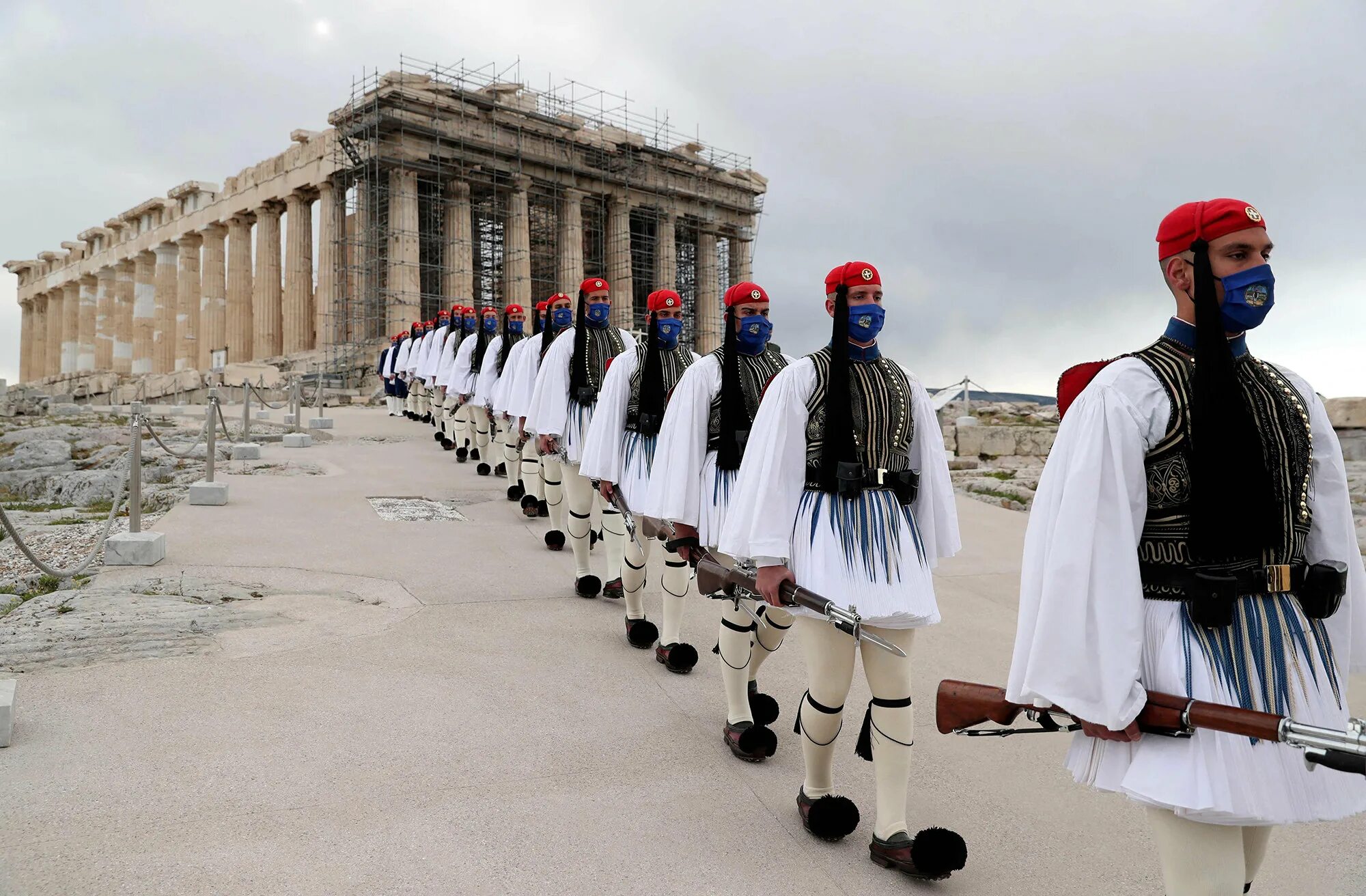 Как греки узнали о возвращении независимости. Греческая президентская гвардия (эвзоны). Греческие эвзоны 19 век. Греческий парад.