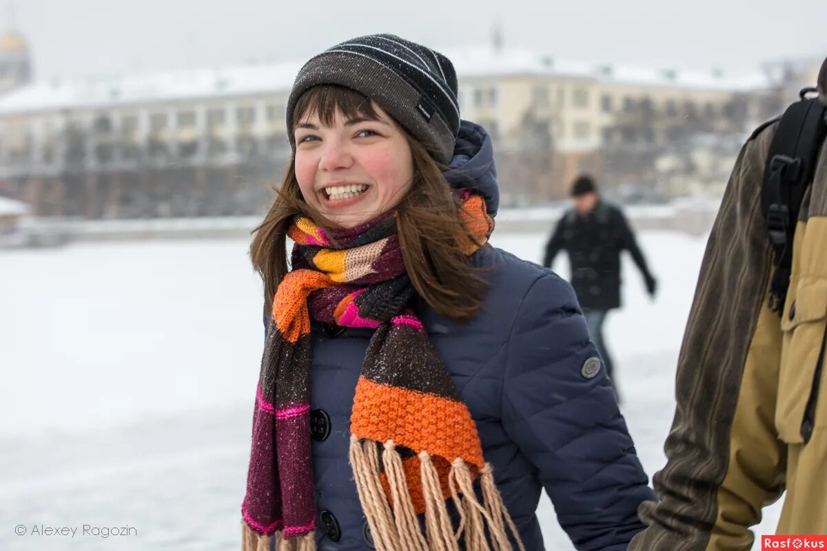 человек улыбается на улице. человек с телефоном. улыбка прохожего. ангелина таврина. парень со смартфоном.