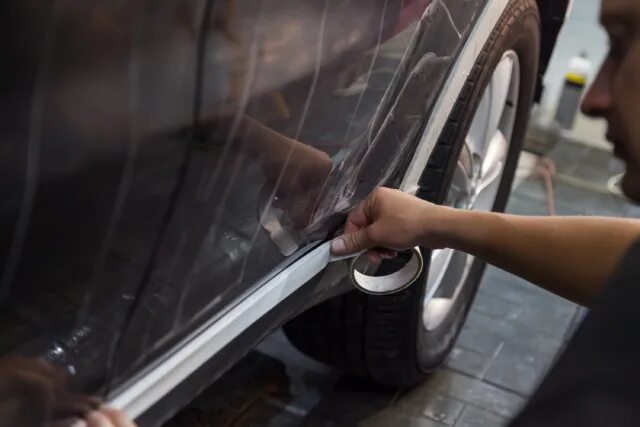 Антигравийная пленка на пороги автомобиля. Бронеплёнка на пороги автомобиля. Оклейка порогов защитной пленкой. Защитная пленка пороги авто. Защитная пленка на пороги.