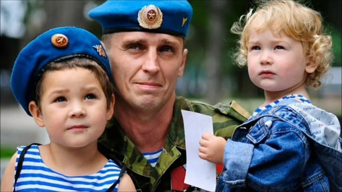 Военный с ребенком. Солдат с ребенком. Офицер с ребенком. Российский солдат с ребенком. Семья 23 рф