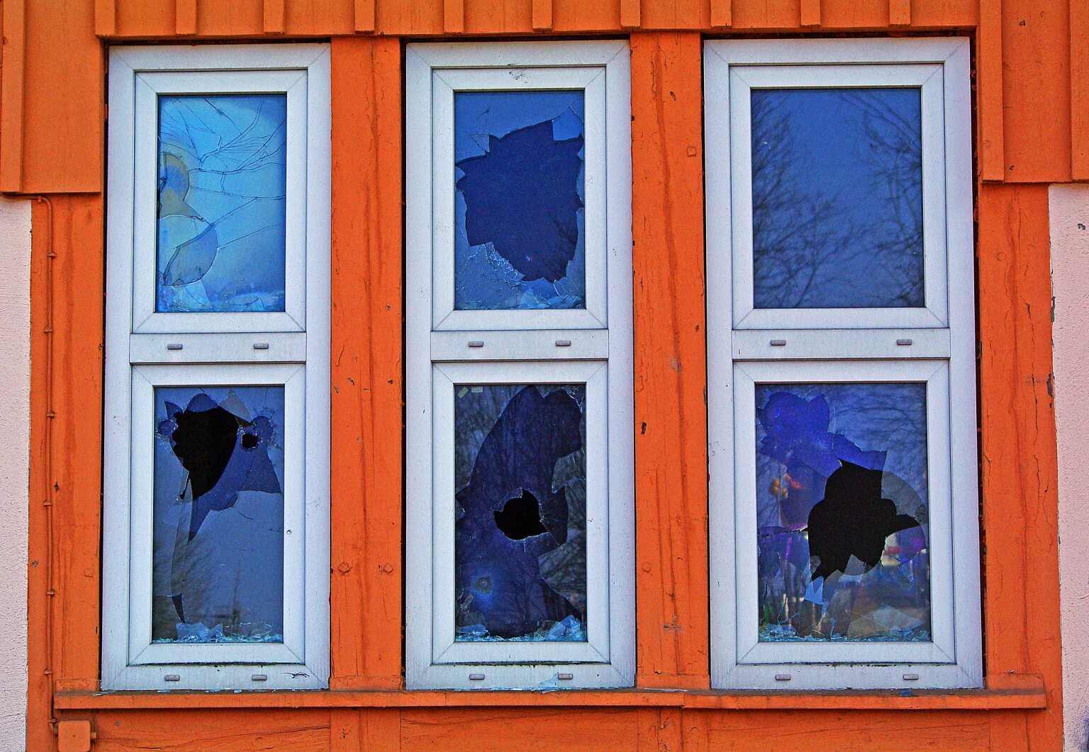 Дом с разбитыми окнами