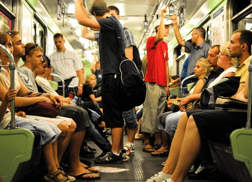 Ситуация в общественном транспорте. Транспорт. Люди в транспорте. Разговор в общественном транспорте. Рюкзак в общественном транспорте.