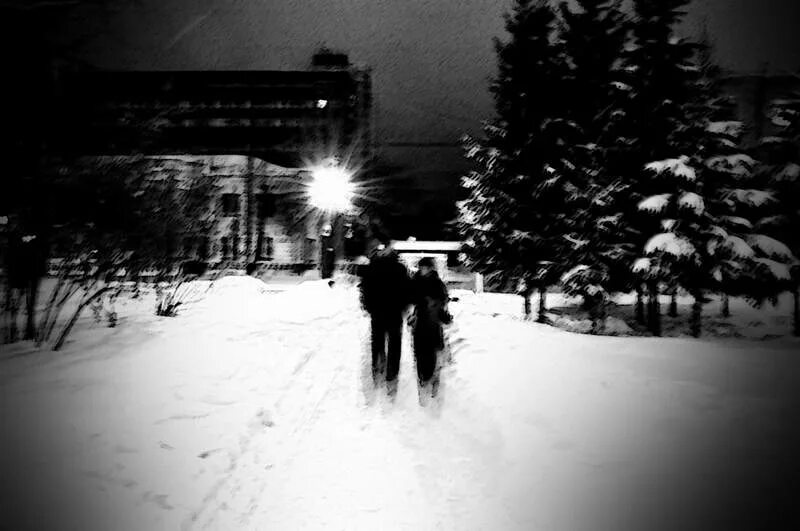 Пара ночью зимой. Ночная прогулка зимой. пара зимой на улице без лица ночью. прогулка ночью зимой. двое влюбленных в городе зимой.