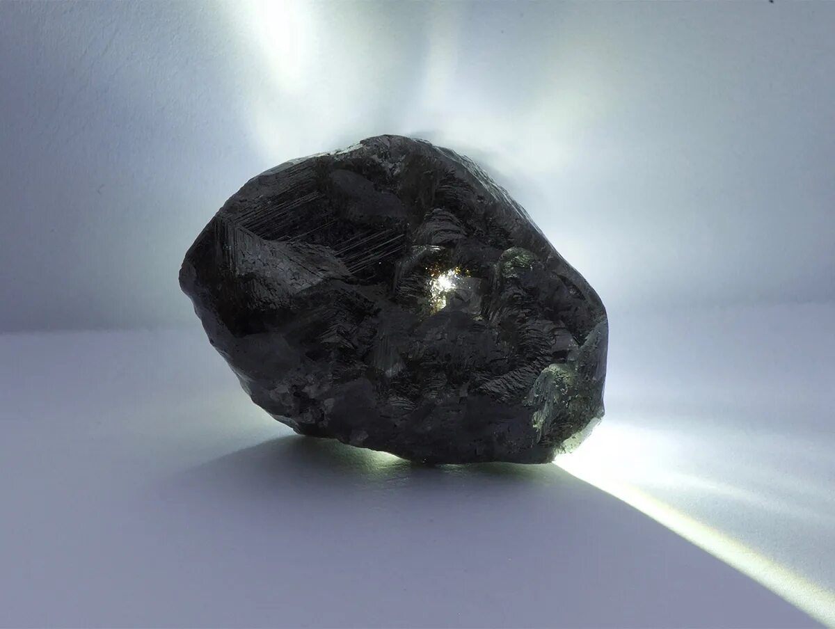 Самый черный минерал. Черный Алмаз камень неограненный. Карбонадо Аргентинское. Кварц карбонадо. Самый большой Алмаз в мире необработанный.