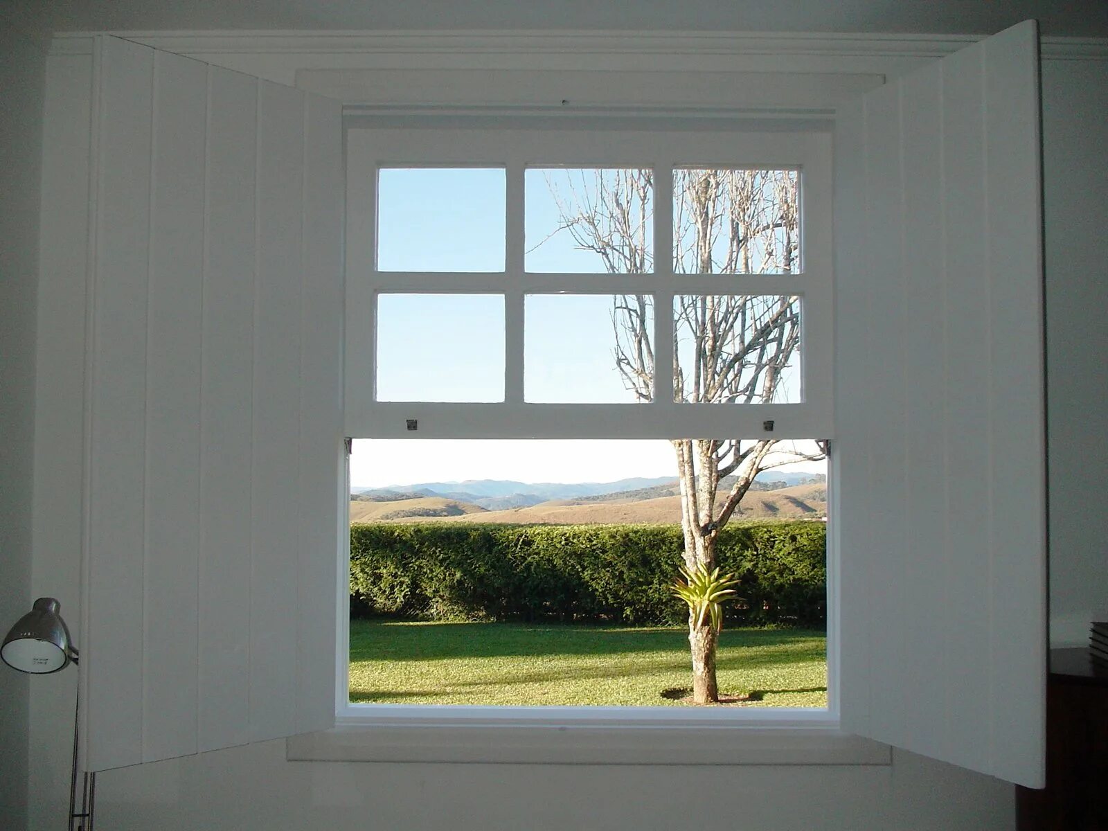 Окно прямо. Кривое окно. Окно в кривых. Кривые окна в доме. Windows side