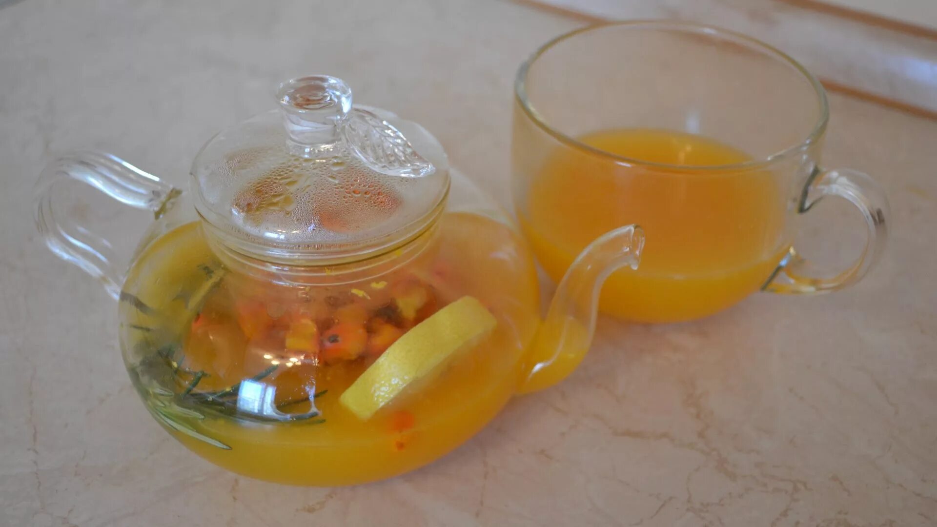 Облепиха пить чай. Чай с облепихой и апельсином. Чай "облепиховый с имбирем". Облепиха апельсин мята чай. Облепихово имбирный чай.
