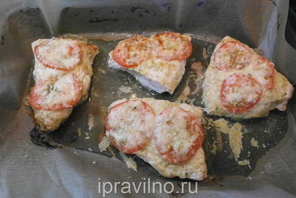 стейк из индейки с овощами. стейк из индейки в духовке с помидорами. стейки из грудки индейки в духовке. приготовить стейки индейки в духовке вкусно. стейк филе индейки.