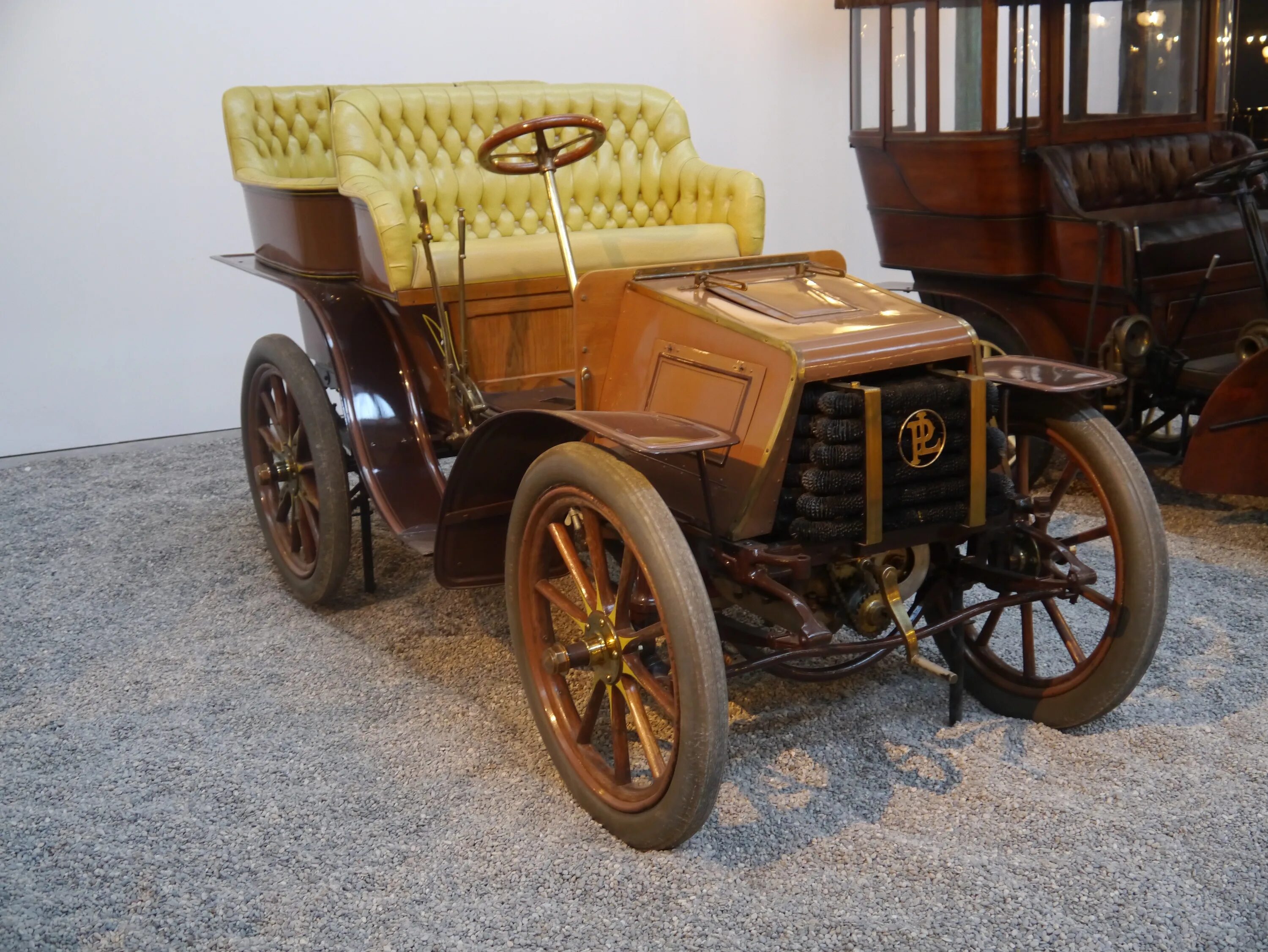 Автомобили 12 1 19. Панар Левассор 1902. Панар-Левассор 1894. Panhard 4hp. Панар Левассор автомобиль 1894.