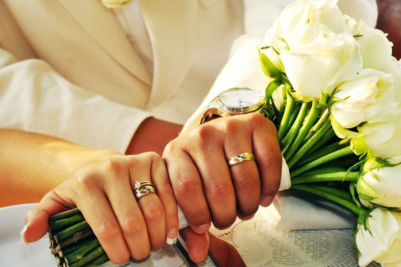 Кольцо замужества. Свадебные кольца на руках. Необычные Свадебные кольца. Обручальные и помолвочные кольца. Свадьба руки с кольцами.