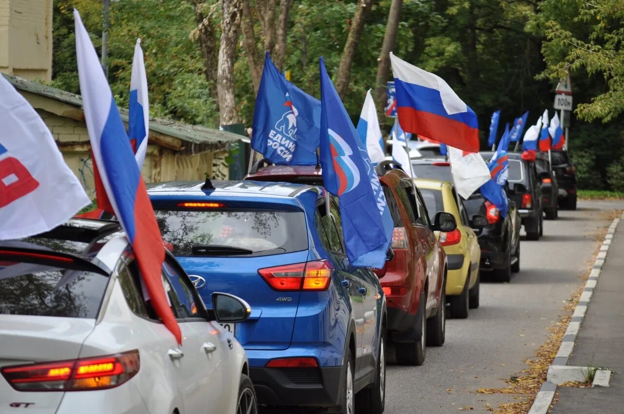 Автомобильный флаг россии. Автопробег Россия. Автопробег с флагами. Автопробег с российскими флагами. Российский флаг на авто.